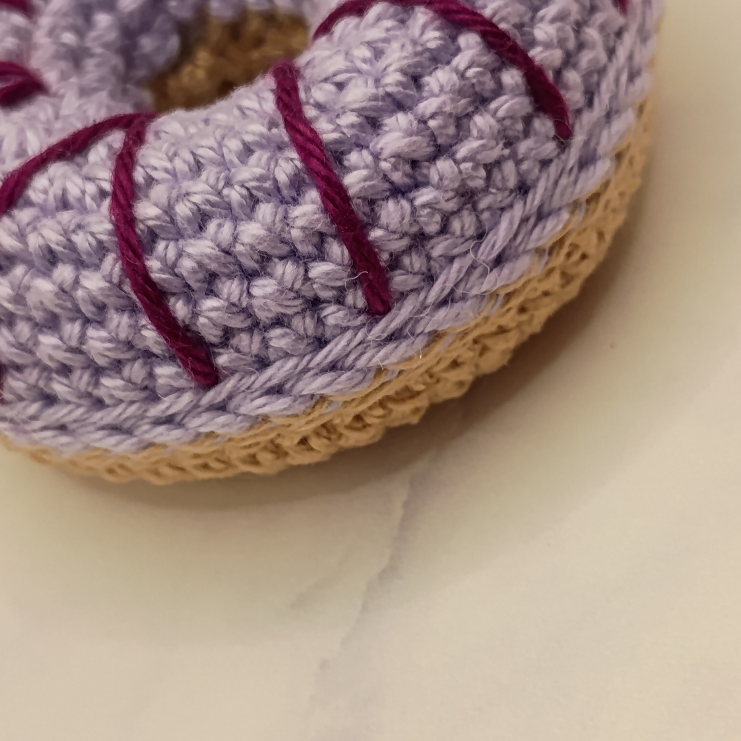 Handgemaakt | Sleutelhanger Donut Ø 6 cm paars