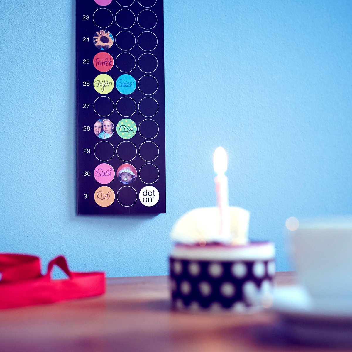Dot on® | Verjaardagskalender met dot stickers - 8x70 cm