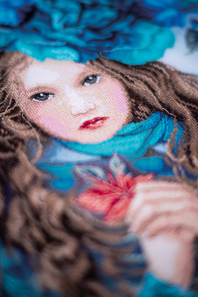 LanArte | Borduurpakket Blue flowers girl | 38 x 32 cm