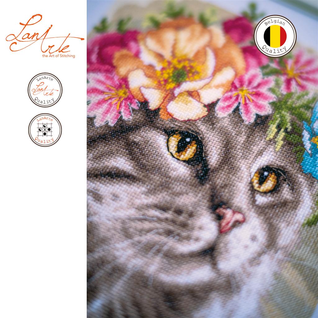 LanArte | Borduurpakket Maine coon met bloemenkrans | Katoen | 29 x 29 cm