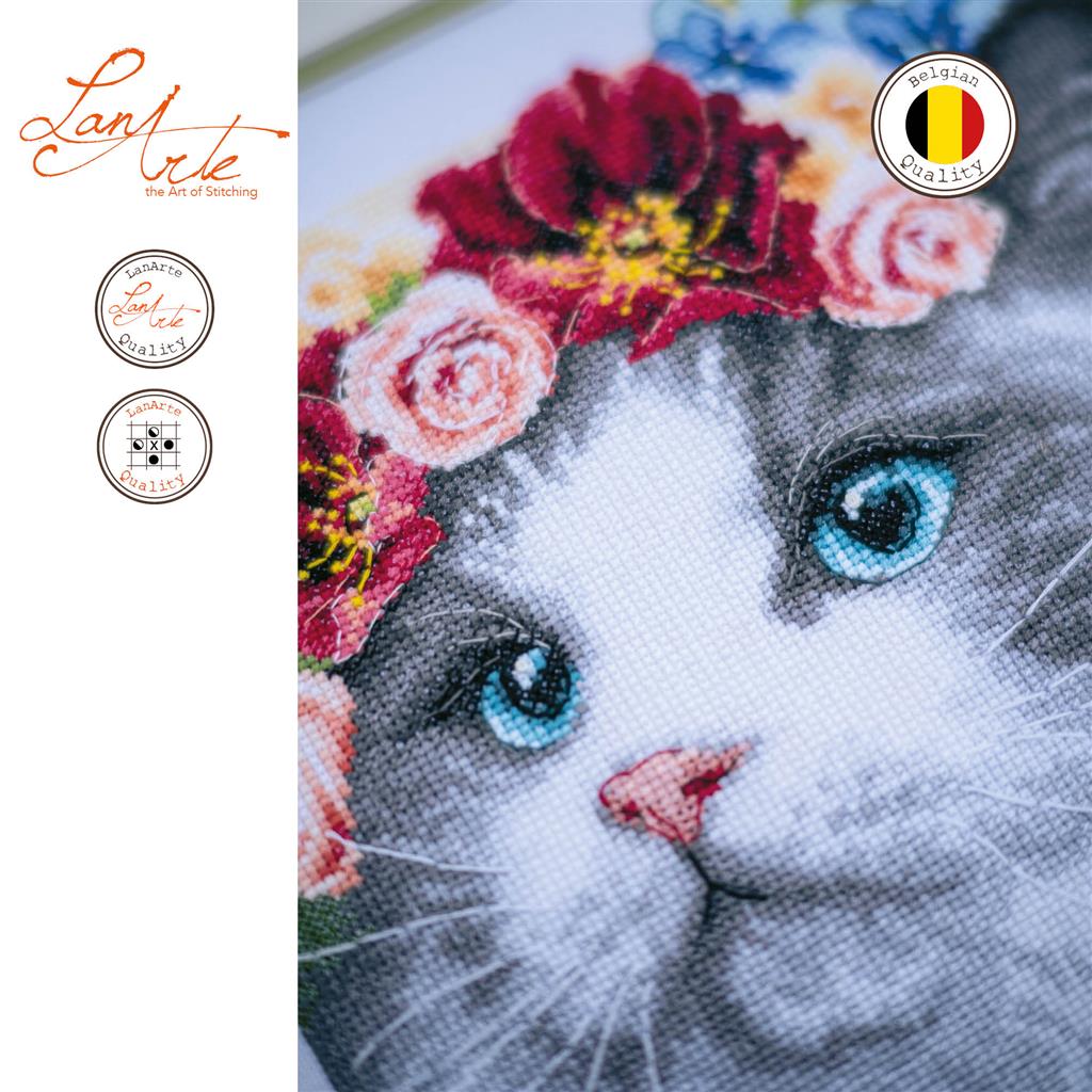 LanArte | Borduurpakket Ragdoll met bloemenkrans | Katoen | 29 x 29 cm