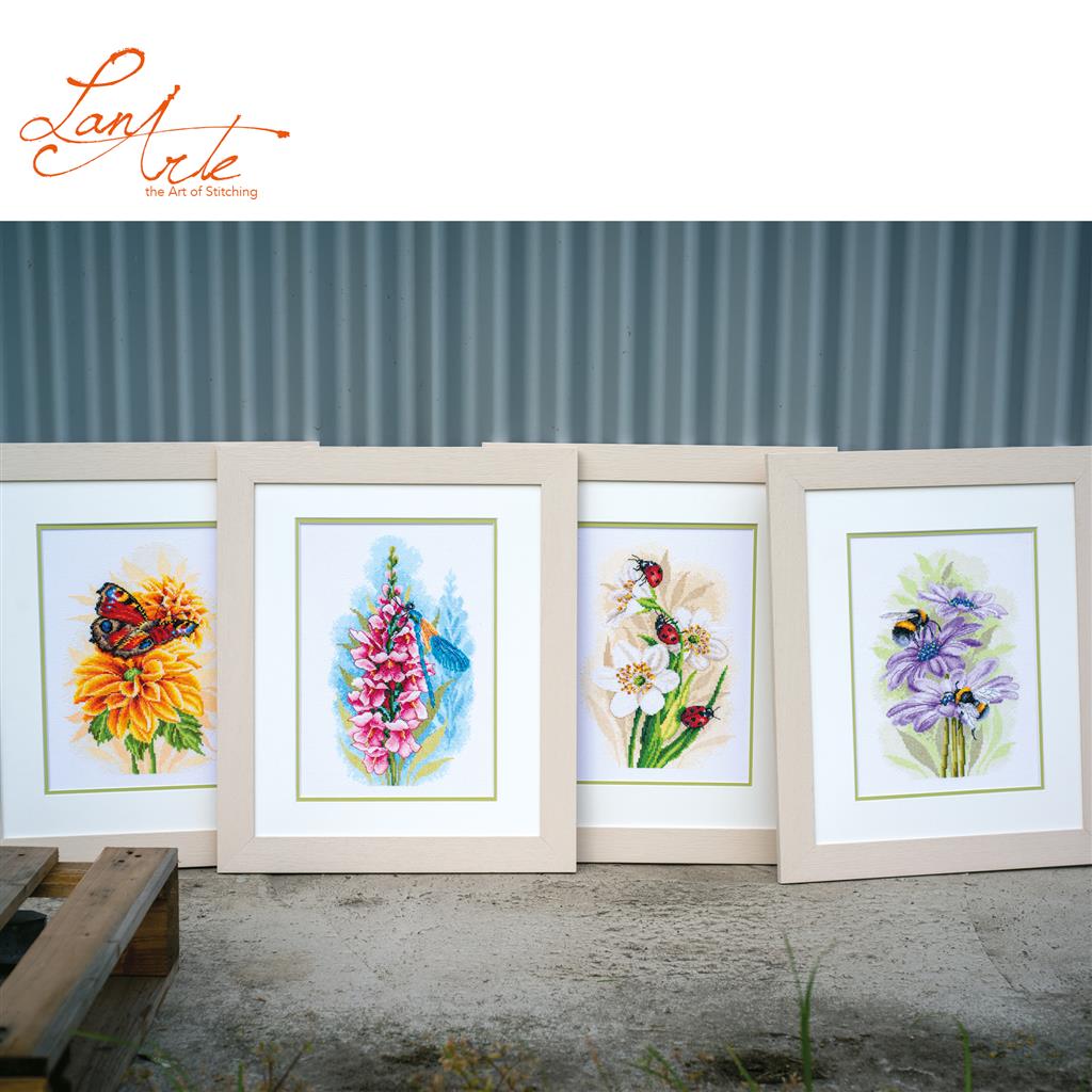 LanArte | Borduurpakket Parade van lieveheersbeestjes | 22 x 33 cm