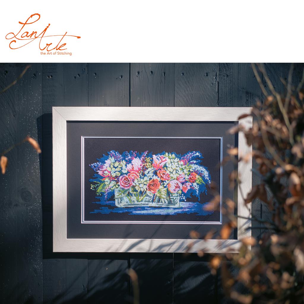 LanArte | Borduurpakket Roses and Lilacs | 22 x 33 cm
