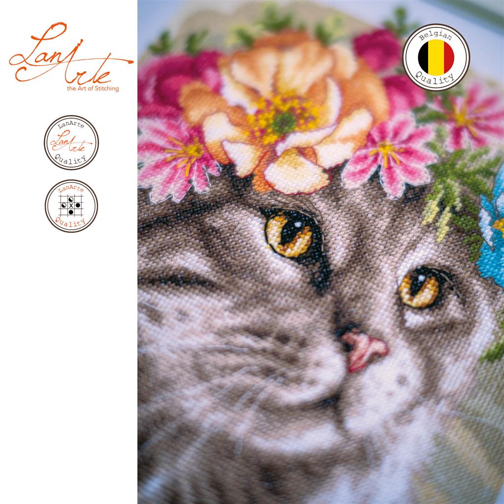 LanArte | Borduurpakket Maine coon met bloemenkrans | Aida | 29 x 29 cm
