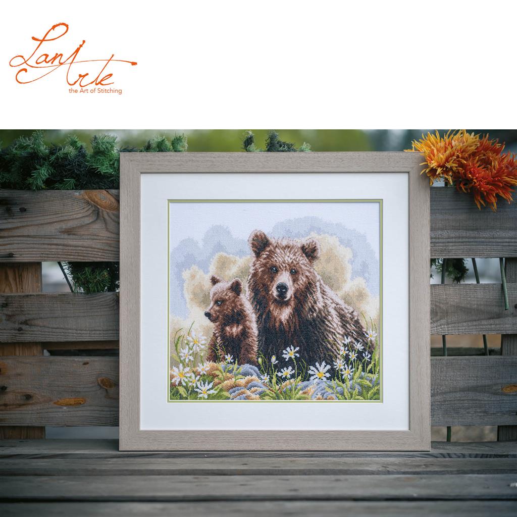 LanArte | Borduurpakket Beren in het bos | 45 x 34 cm