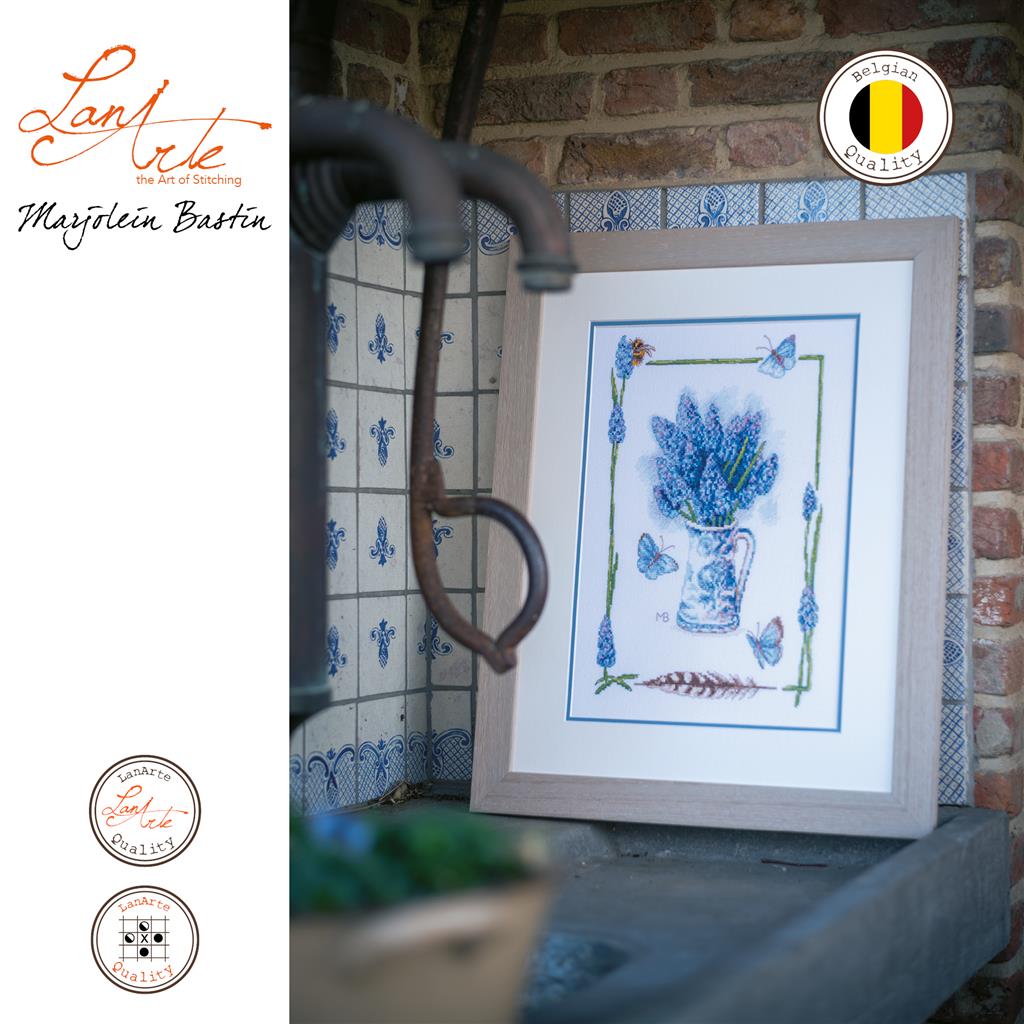 LanArte | Borduurpakket Blauwe druifjes | 27 x 37 cm
