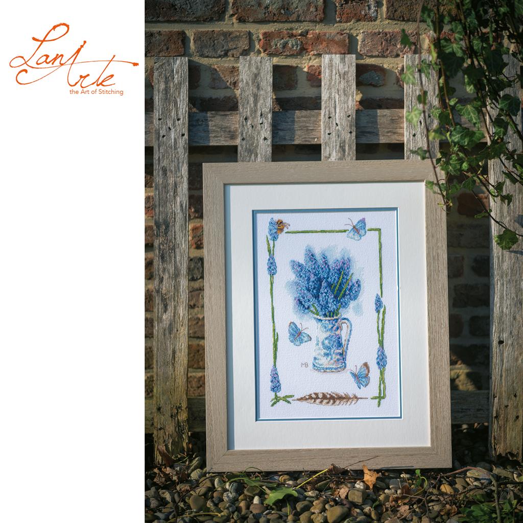 LanArte | Borduurpakket Blauwe druifjes | 27 x 37 cm