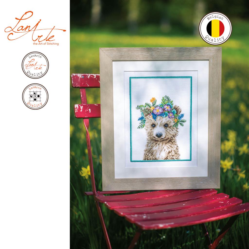 LanArte | Borduurpakket Beer met bloemenkroon | 22 x 30 cm