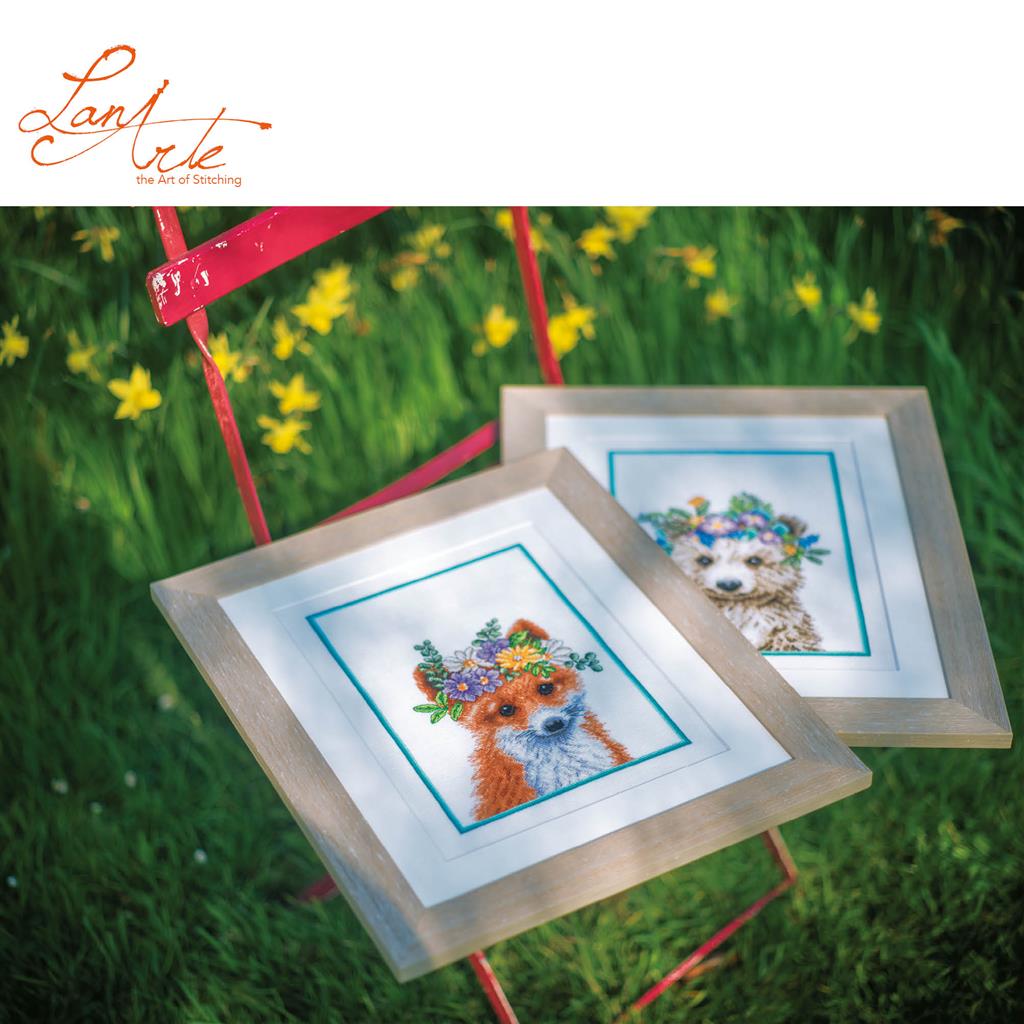 LanArte | Borduurpakket Beer met bloemenkroon | 22 x 30 cm