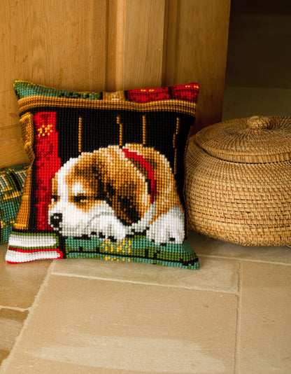 Vervaco | Kruissteekkussen kit Slapende hond in boekenrek