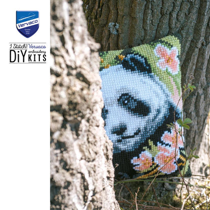 Vervaco | Kruissteekkussen kit Panda met bloemen | ca. 40 x 40 cm